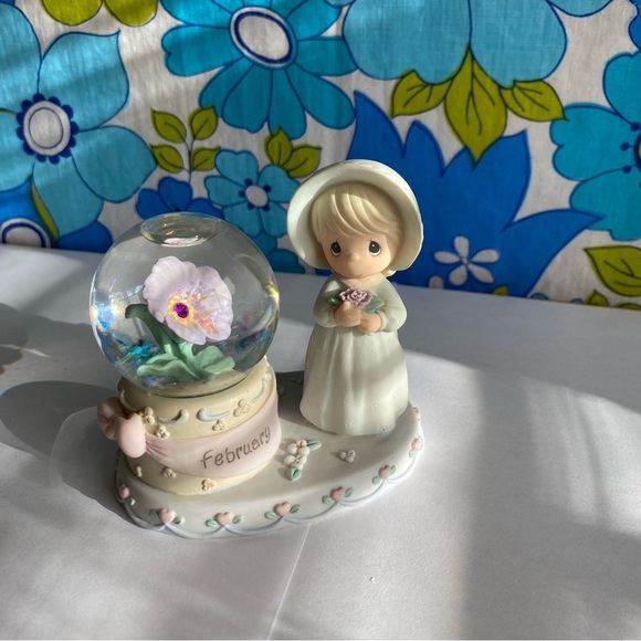 Vintage Enesco Precious Moments February glitter water globe figurine - Picture 2 of 6